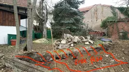 erde an mauer.webp