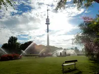 Beregnung in der Arena (Donaupark-Donauturm).webp