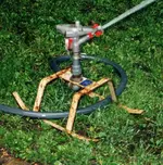 BAUER Kreis-und Sektorregner SR 15 mit selbstgebauten Schlitten im Rosarium Baden (Sommer 1997).webp