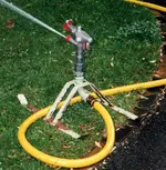 BAUER Kreis-und Sektorregner SR15 mit selbstgebauten Schlitten im Badener Rosarium (Sommer 1997).jpg
