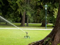 BAUER Kreis-und Sektorregner SR 15 im Rosarium Baden - 22.jpg