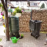 170622  260 Ltr. Hofterrasse u. Wasserkübel.webp