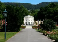 Rosarium Baden - Blickrichtung zur Orangerie.webp