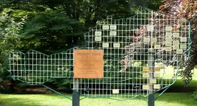 Österreich Tafel mit den Mitwirkenden des Rosarium Badens.webp