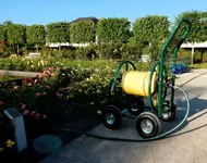 Costway Metall Schlauchwagen mit gelben dreiviertel Zoll PVC-Schlauch.jpg