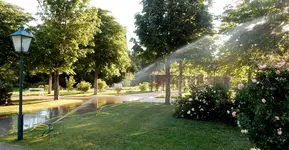 BAUER Kreis-und Sektorregner SR 15 im Rosarium Baden - 4.jpg