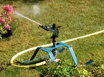 Nahaufnahme vom BAUER Kreis-und Sektorregner SB 82 im Rosarium Baden.webp