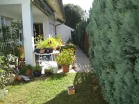 Garten_vorderer Teil Blick Ri Terrasse u Durchgang.webp