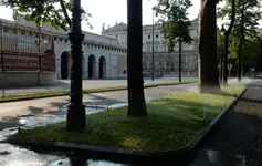 TORO-Versenkregner während der Beregnung auf der Wiener Ringstrasse.webp