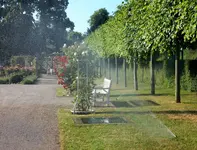RAINBIRD-Versenkregner im Schloßparterre während der Beregnung (Rosarium Baden).webp