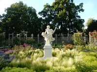 Plastik-FLORA-im Schloßparterre des Badener Rosariums.webp