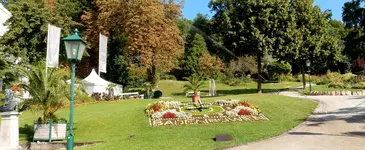 SB 82 während der Beregnung bei der Sonnenuhr im Kurpark Baden.webp