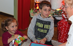 Masa_Wissam_E-M_Geschenke auspacken2_800.webp