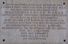 Beschilderung von der städtischen Wohnhausanlage Brigittenauer Lände 170-172 im 20.Wiener Gem...webp