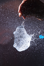 Wasserbombe_vor perforiertem Alublech_800.webp