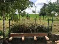 2018-06-24 Sichtschutzwand vor Totholzhecke1.webp