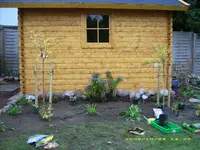 Beet vor dem Gartenhaus.webp