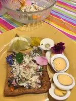 Toast mit Blütenbutter.webp