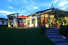 fertige Zweitterrase mit Hauptt_und Treppe am frühen Abend_klein.webp