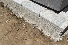 Mähkantenstein auf Beton.jpg