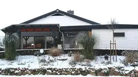 Haus mit Hangbeet.webp
