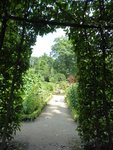 P1040537Blick aus der Laube im Bauerngarten.JPG