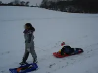 die Kinder im Schnee unkenntlich.webp