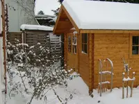 Schnee auf Gartenhaus.webp