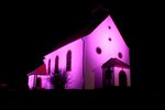 Kirche wird rosa angestrahlt.jpg