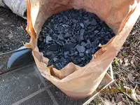 Holzkohlegruß aus einer Köhlerei.webp