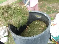 Fassbefüllung mit Gras.webp