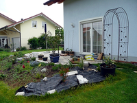 Südseite mit kleinem Hanggarten.webp