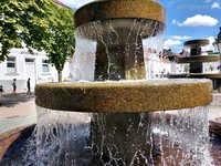 Kühles Wasser am plätschernden Brunnen.jpg