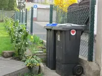 Jetziger Mülltonnenplatz mit angrenzendem Fußgängerweg.webp
