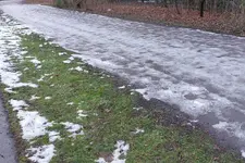 Vereister Schnee auf Weg 20260115.webp