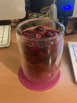 Rose auf gefrorenen Erdbeeren & Himbeeren_01.webp Rose auf gefrorenen Erdbeeren & Himbeeren_01.webp
