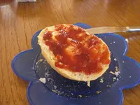 1. Brötchen mit eigener Marmelade.webp