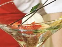 WDR süße Spargelmousse mit Mandelstreuseln und Basilikum.webp