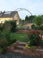 guck durch rosenbogen.webp
