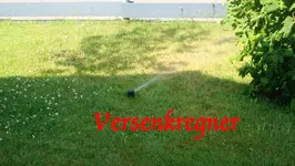 Versenkregner Gardena im Rasen vorn.webp