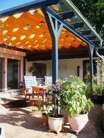 Haupt-Terrasse mit offener Beschattung.webp