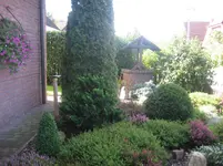 Vorgarten mit Brunnen.webp