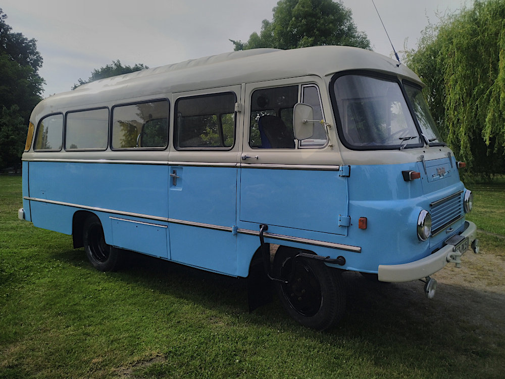 Bus_schraeg_22.06.25.jpg