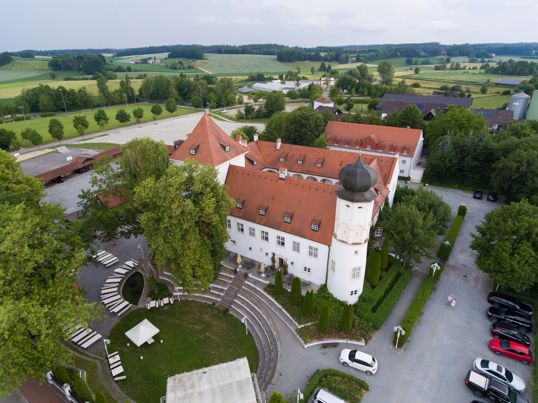 www.schlosshotel-neufahrn.de